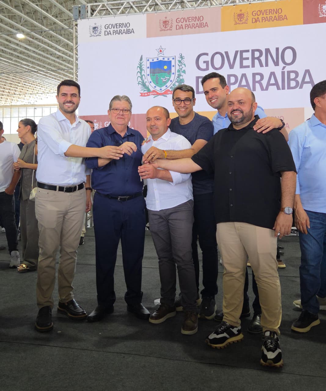Picuí, Pilões e Passagem recebem ônibus escolares após pedido do deputado Chió