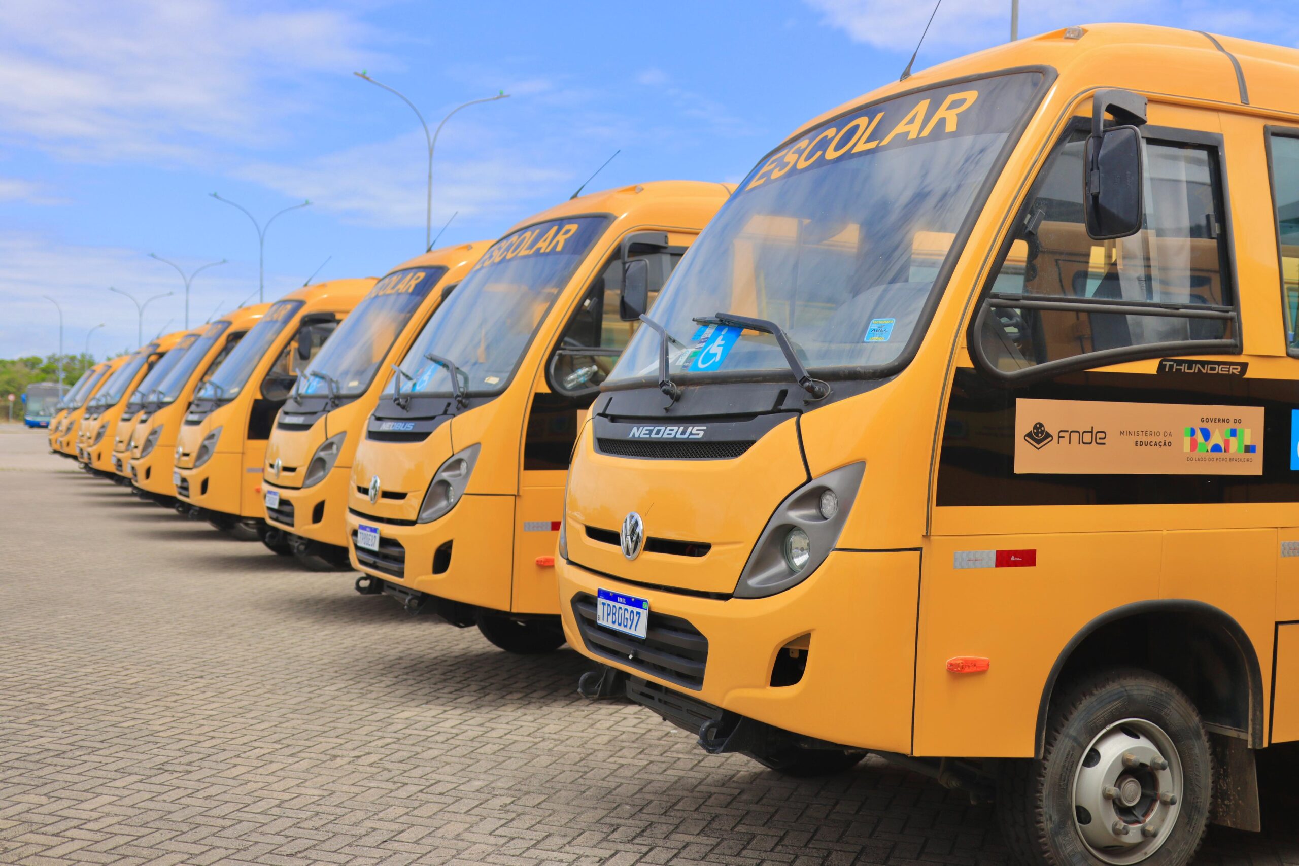 Nova Palmeira e Picuí recebem novos ônibus escolares após pedido do deputado Chió